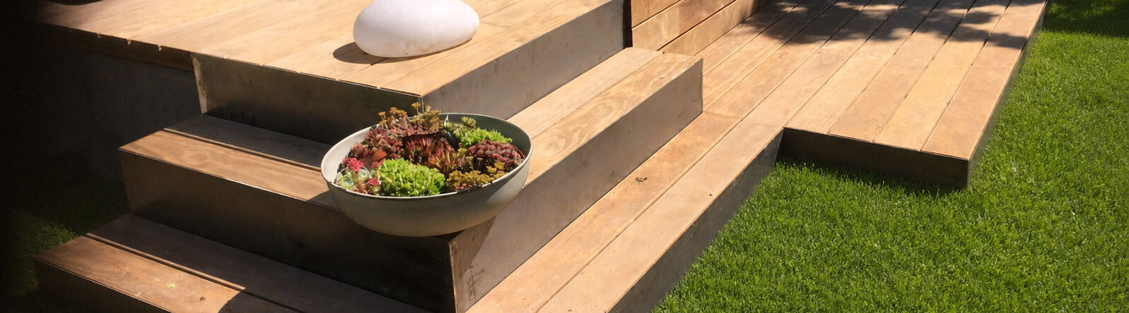 Holzterrasse aus Kebony Clear mit Cortenstahl. Standort Edesheim SÜW , Geplant und gebaut von Schreiner Jochen Würges.