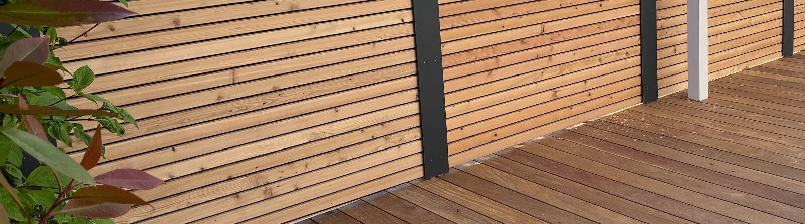 Individueller Sichtschutz aus OSMO BLACKSTRIPE , Kanadische Lärche mit Pfostenblenden aus HPL Anthrazit. Standort Bretten, Planung und Ausführung von Schreiner JOchen Würges aus Germersheim