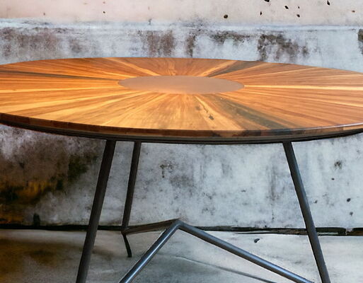 ZEN ein Massivholztisch aus Apfelbaum mit Kupferinlay und massivem Stahlgestell. Entworfen und gebaut von Schreiner Jochen Würges aus Germersheim